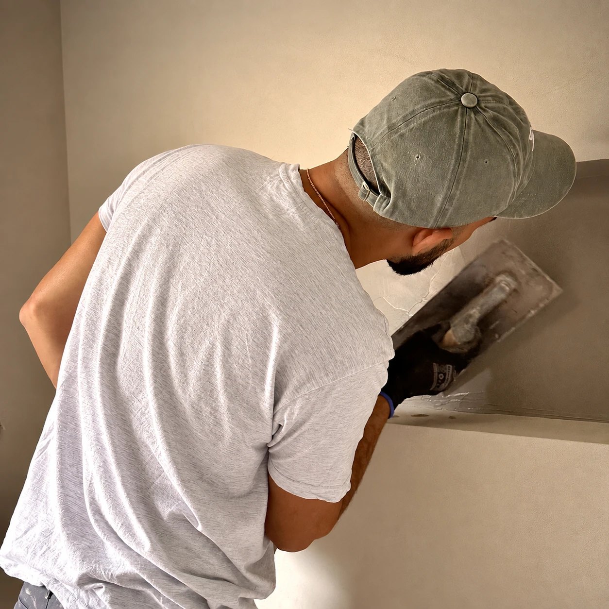 Craftsman applying microcement to a wall