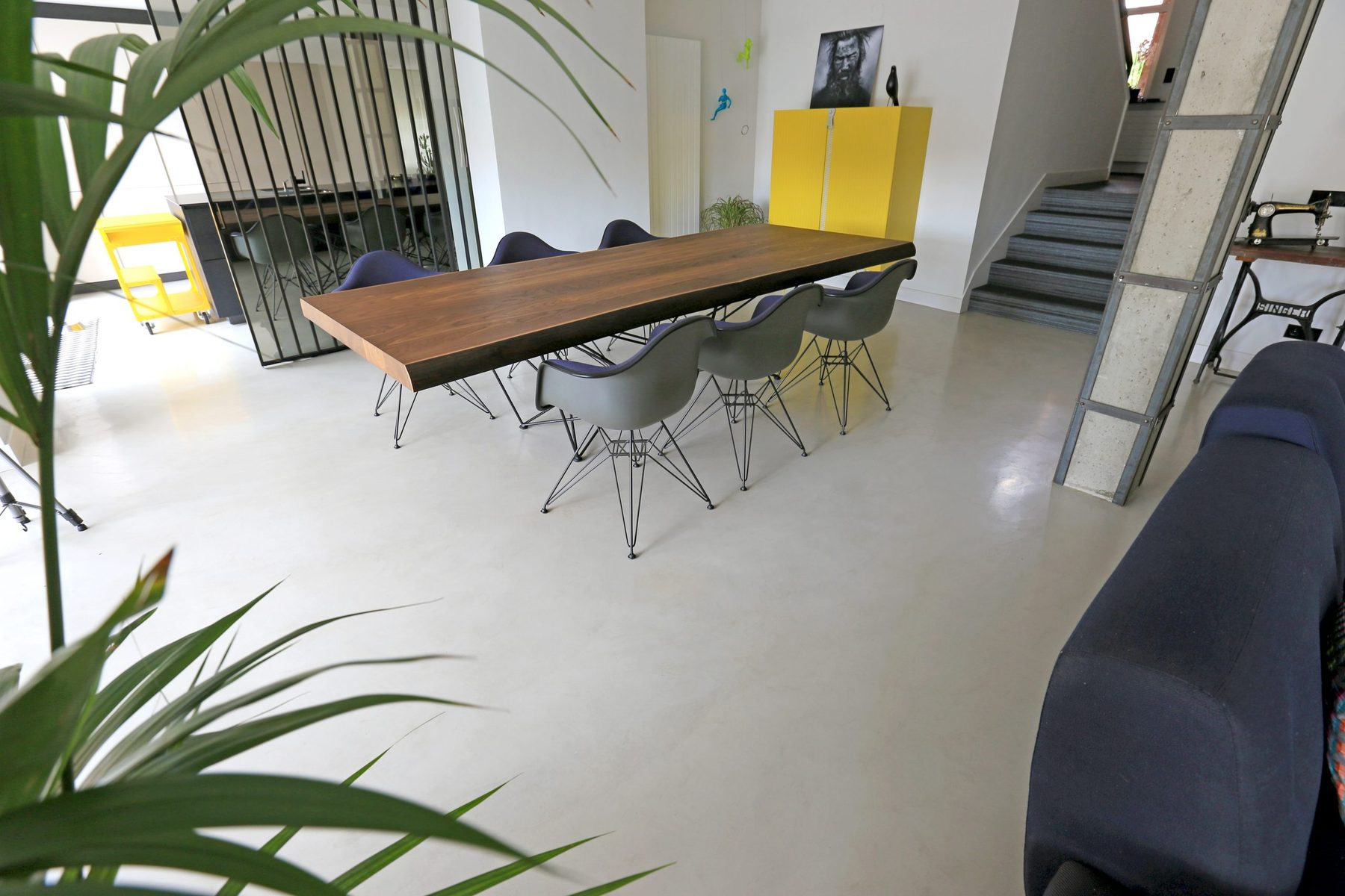 Seamless microcement floor in a dining room