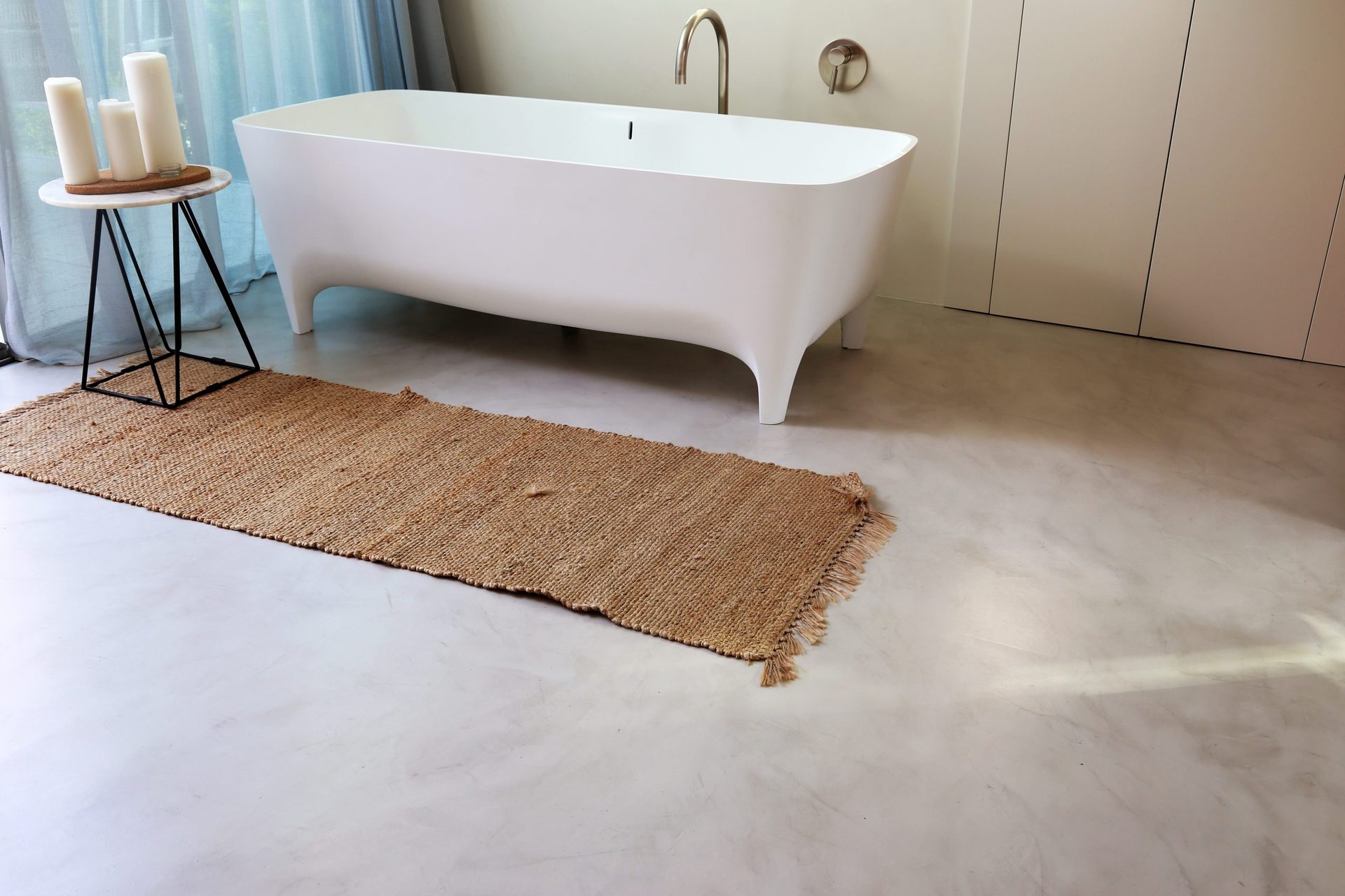 Freestanding bath on microcement