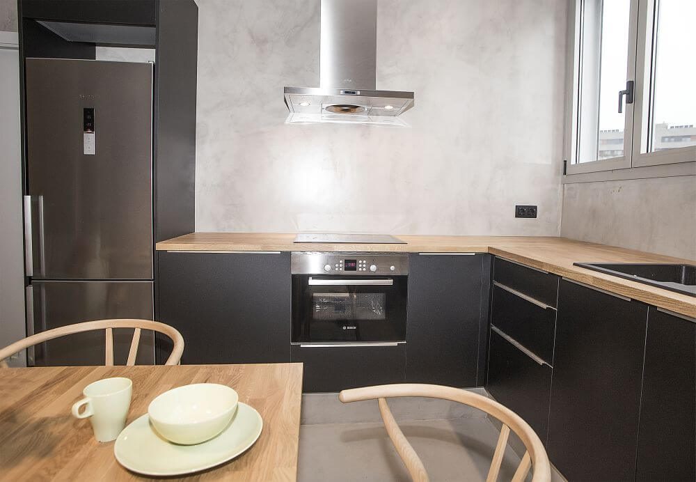 Kitchen with dark fronts
